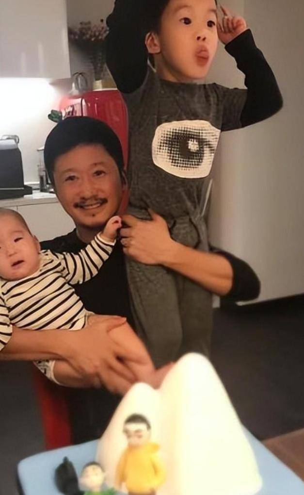 吴京幼子惊艳电影首映,c位展示超强柔韧,比兄长更帅气震惊众人