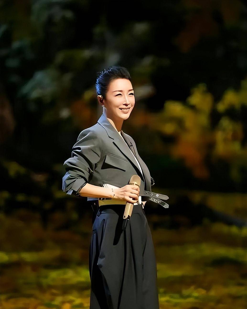 歌手孙悦,嫁大9岁10亿富豪生娃,儿子像极妈妈,真正的人生赢家