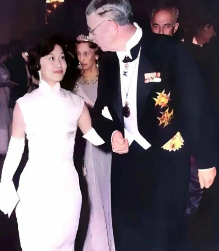 杨振宁妻子杜致礼有多美?1949年在美国的留影,她22岁,气质不凡_翁帆_孩子_人生