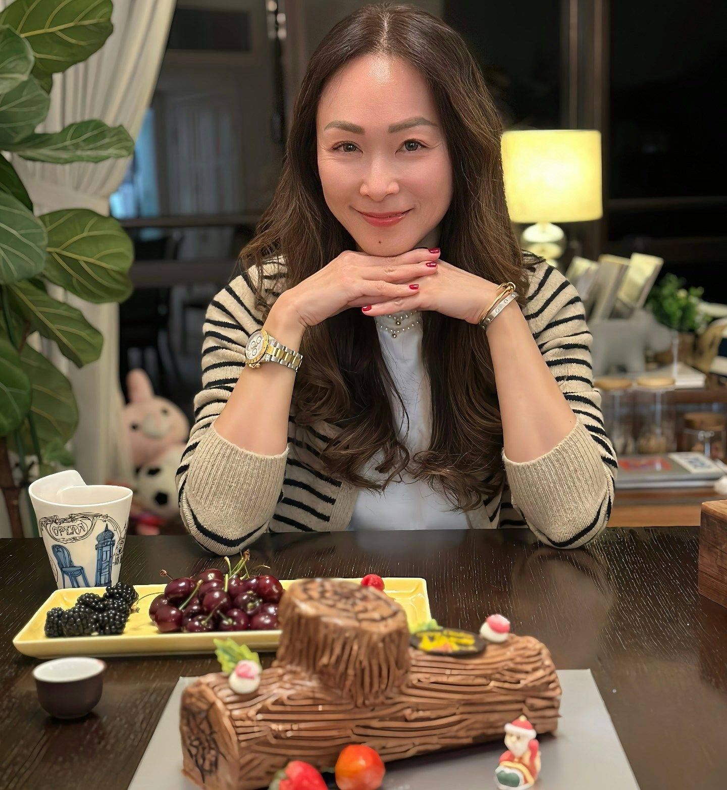 童爱玲台风前送儿子返英 22岁初恋之子身高超190cm