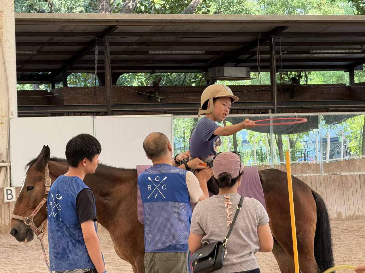 骏马疗愈，公益同行：朱氏新质产业融合志愿团在行动