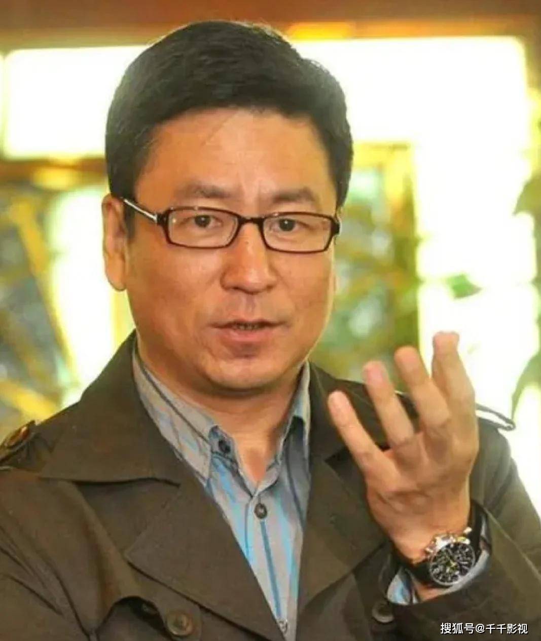 一句话惹众怒,57岁白岩松近照曝光,网友:老了认不出!