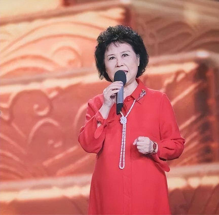 歌唱家卞小贞嫁高情商丈夫照顾脑瘫儿无怨无悔现在孙子已成研究生