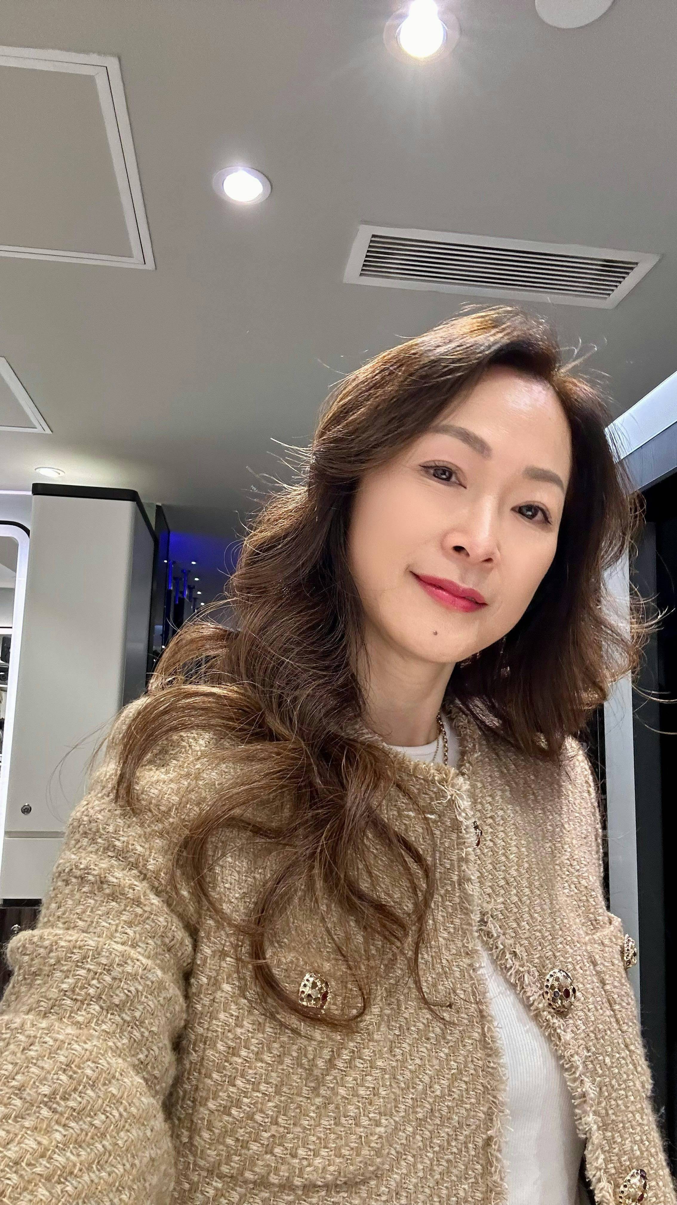 童爱玲台风前送儿子返英 22岁初恋之子身高超190cm