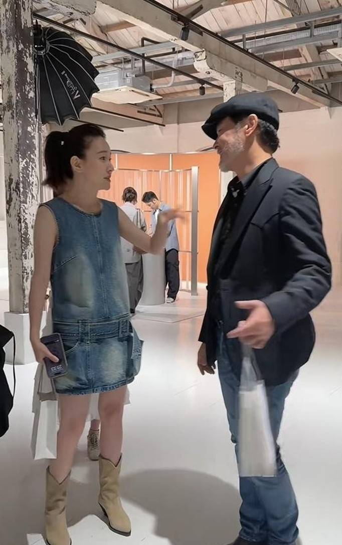 焦俊艳连凯上海罕见同框热聊自拍,咋少了王沥川?