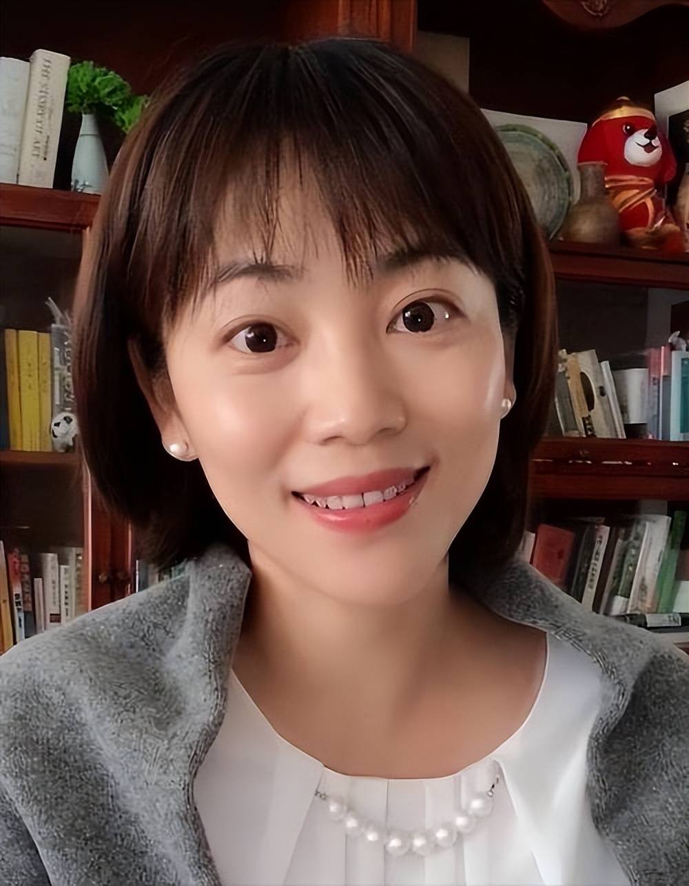 央视主持劳春燕,53岁白嫩显年轻,儿子才15岁,今事业又有新突破