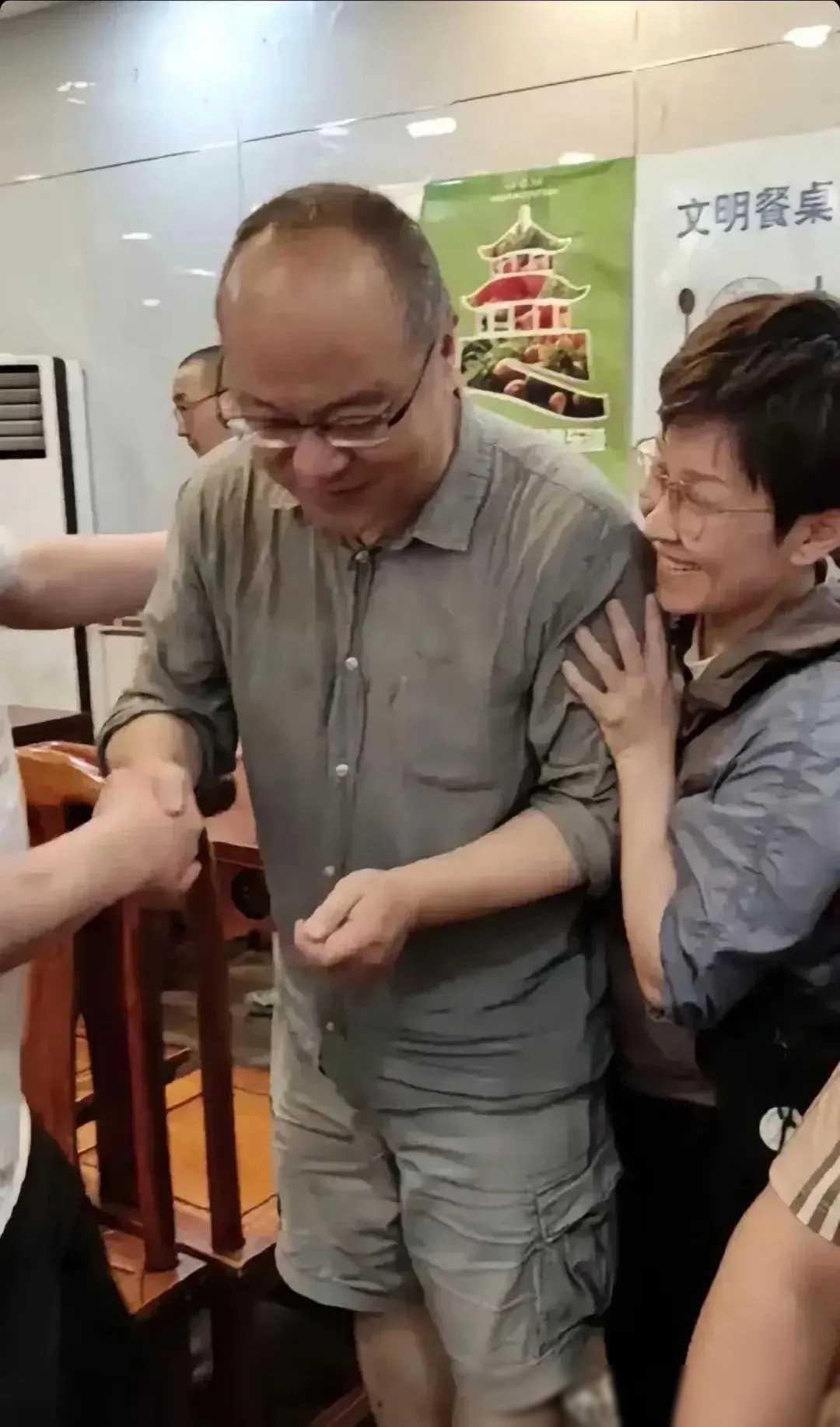 窦唯近照大变身材变瘦刮掉胡子显年轻本人低调和粉丝热聊