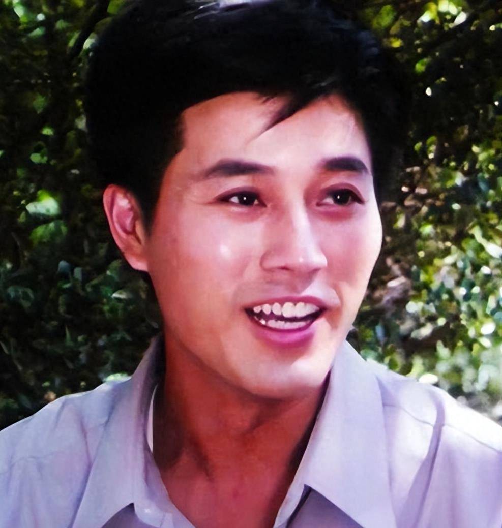 他25岁成名,一见钟情妻子,一生0绯闻,38年后女儿成为骄傲