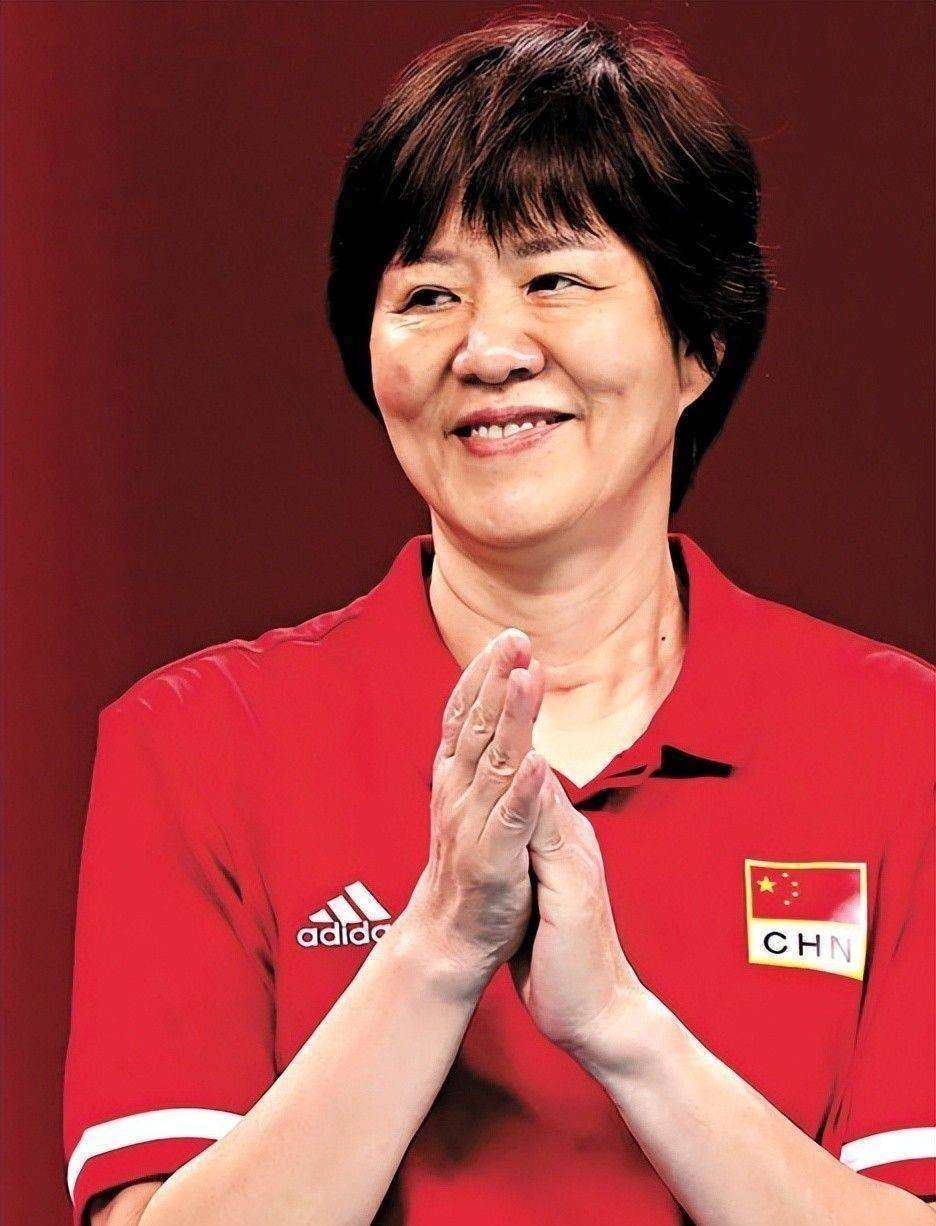 65岁郎平北京钓鱼,穿九分裤好朴素,生图下脸凹苹果肌高耸认不出