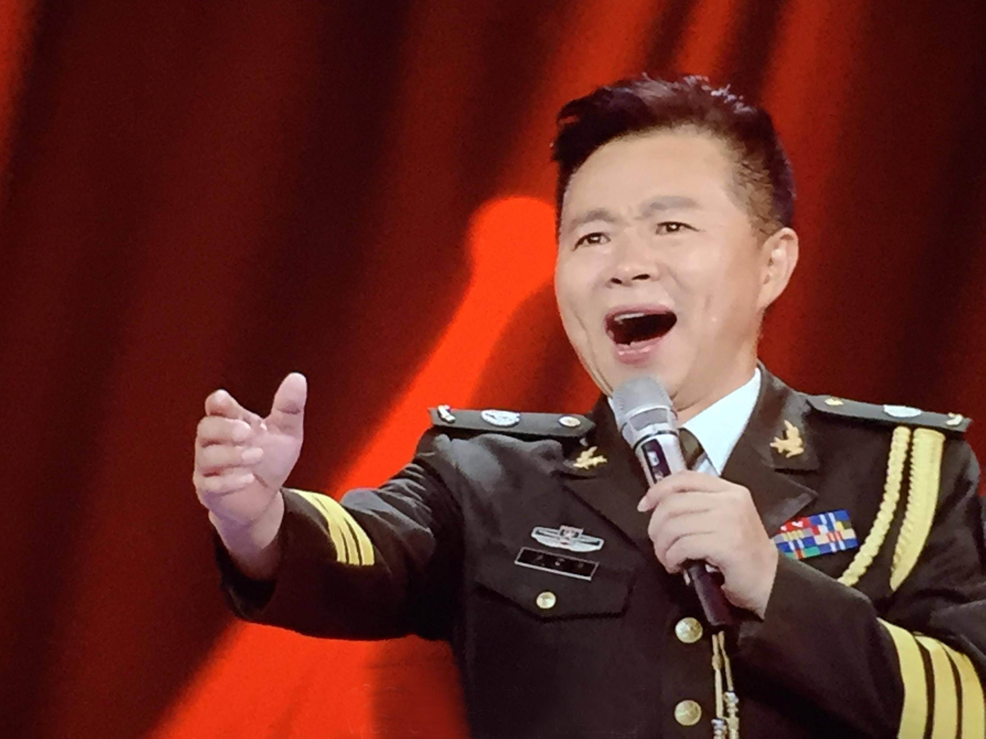 "西部歌王"王宏伟,母亲守寡48年,成名后的反哺令人泪奔