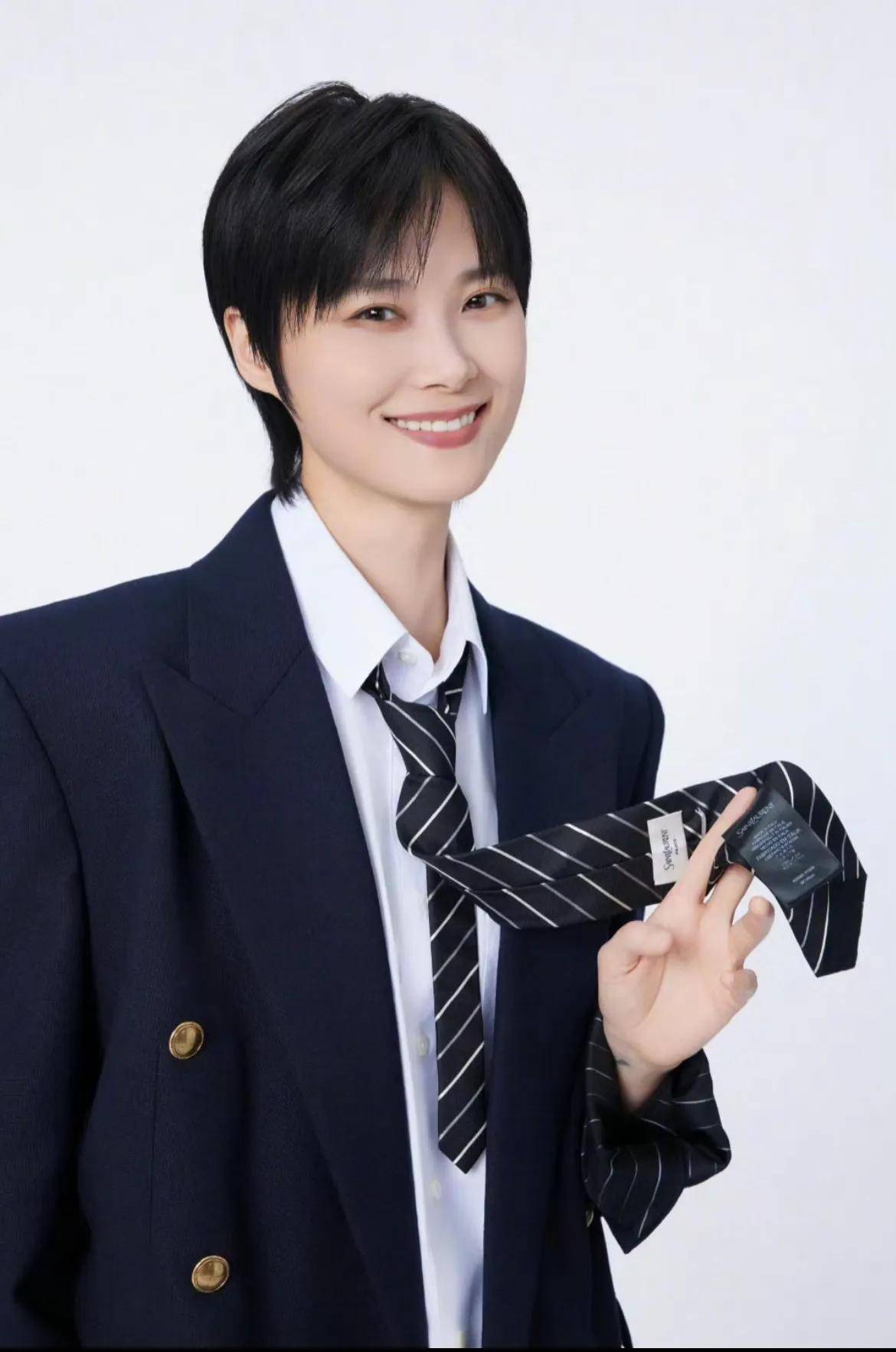 李宇春:举世浮华皆过眼,一心明月不沾尘