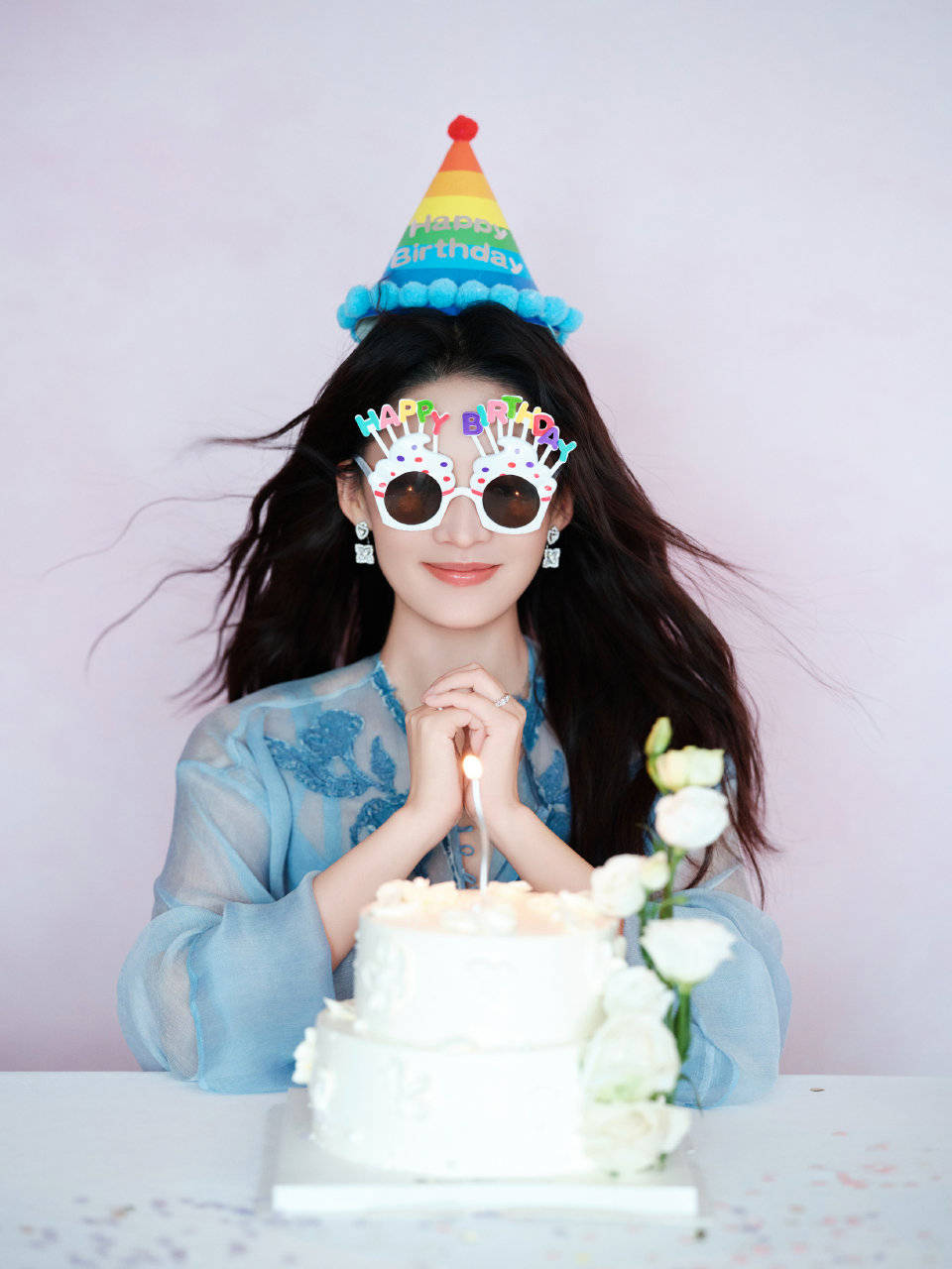 35岁李沁晒照庆生!对着蛋糕许愿灵动搞怪,综艺戏约不断红气养人