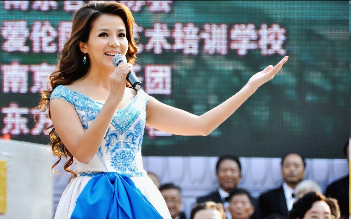 51岁的朱迅,结婚21年却从未下厨,被大学副校长的丈夫宠成宝贝