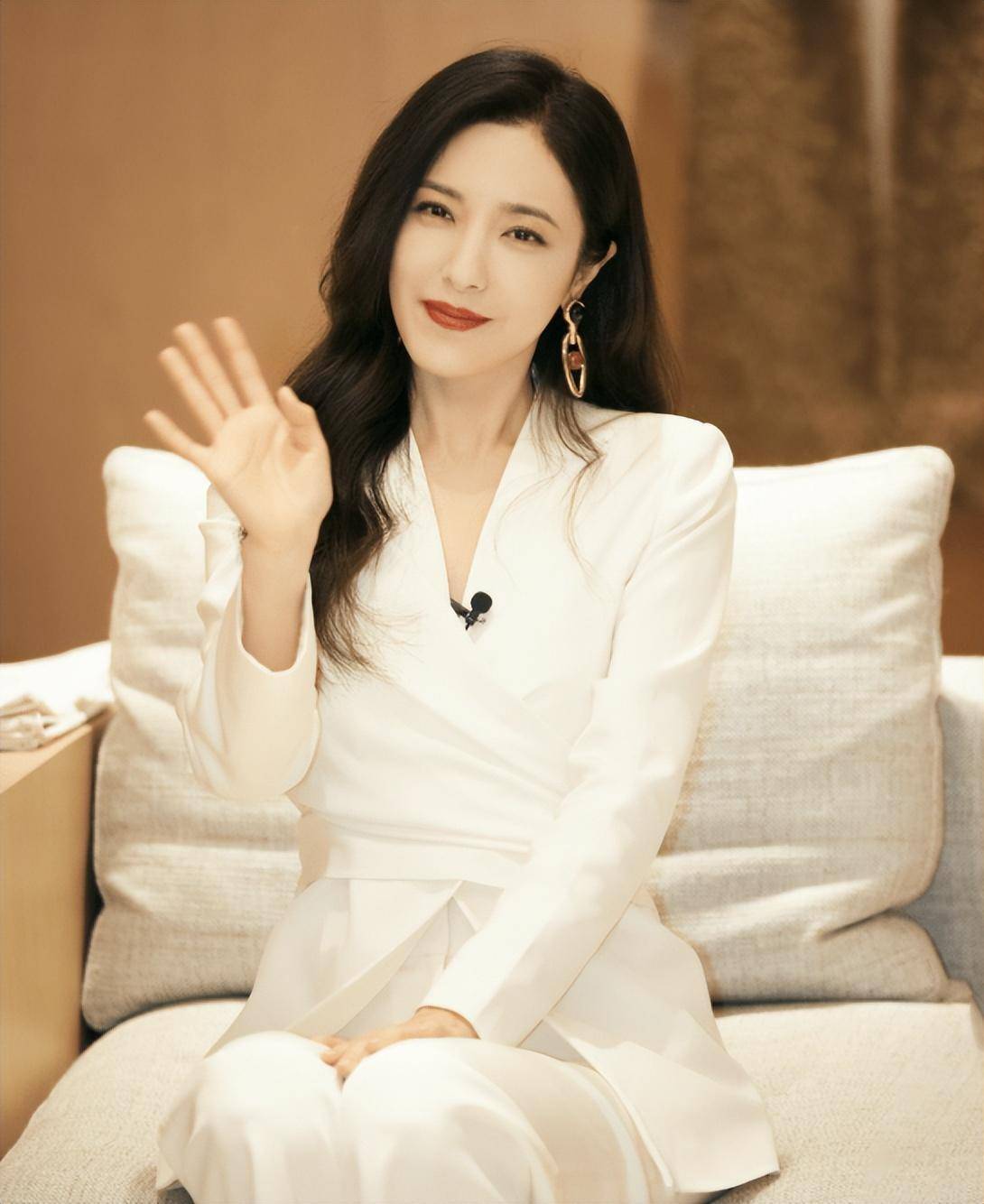 这位曾经和章子怡,袁泉同台竞艳的美女,本该星途璀璨却偏偏选择