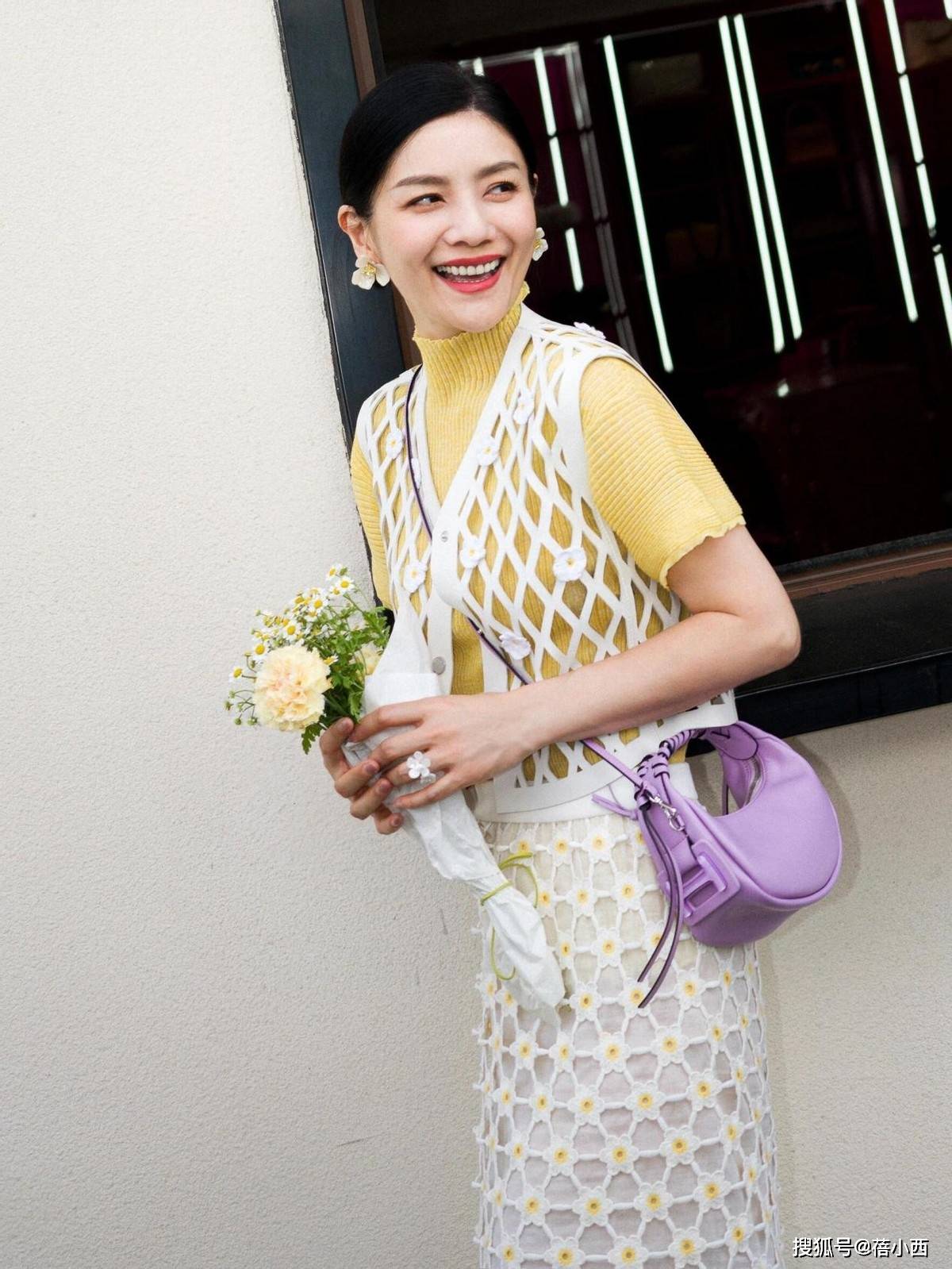 "胡可"越老越时髦,穿针织衫洞洞裙小黄帽,48岁美出新高度