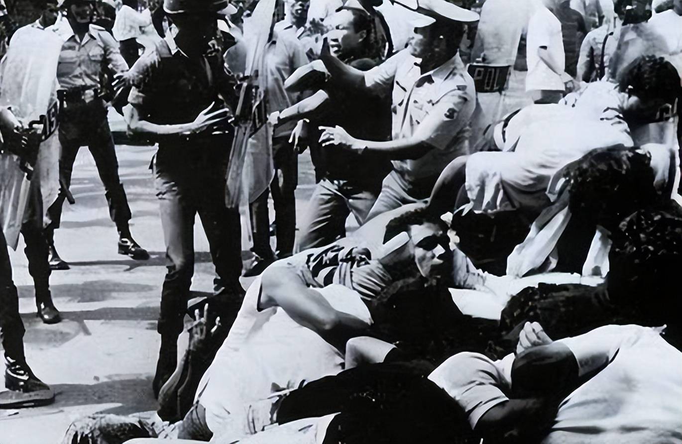 1998年印尼屠华事件:10万华人妇女当街被侵犯,50万华人惨遭屠杀