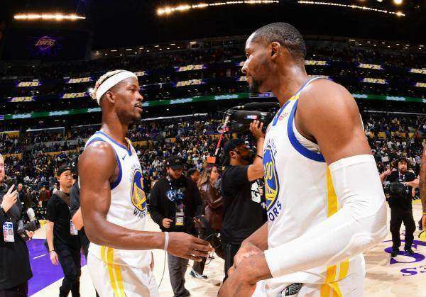 夏季主导球员聚会被库明加拒绝!巴特勒:我喜欢他 是他头号粉丝_吉米·巴特勒合同谈判_巴特勒与库明加合同对比