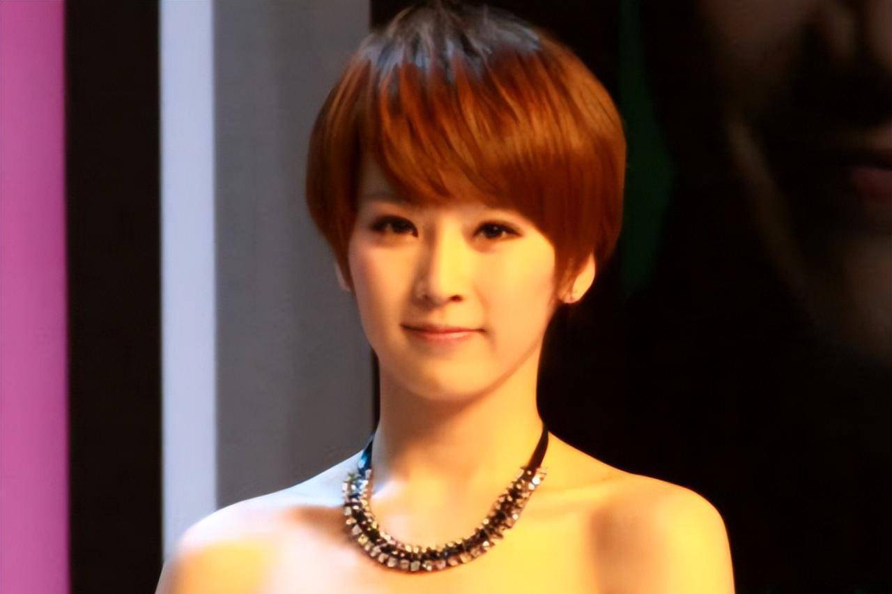 吴京妻子谢楠:嫁偶像挺着孕肚办婚礼,4年生两子