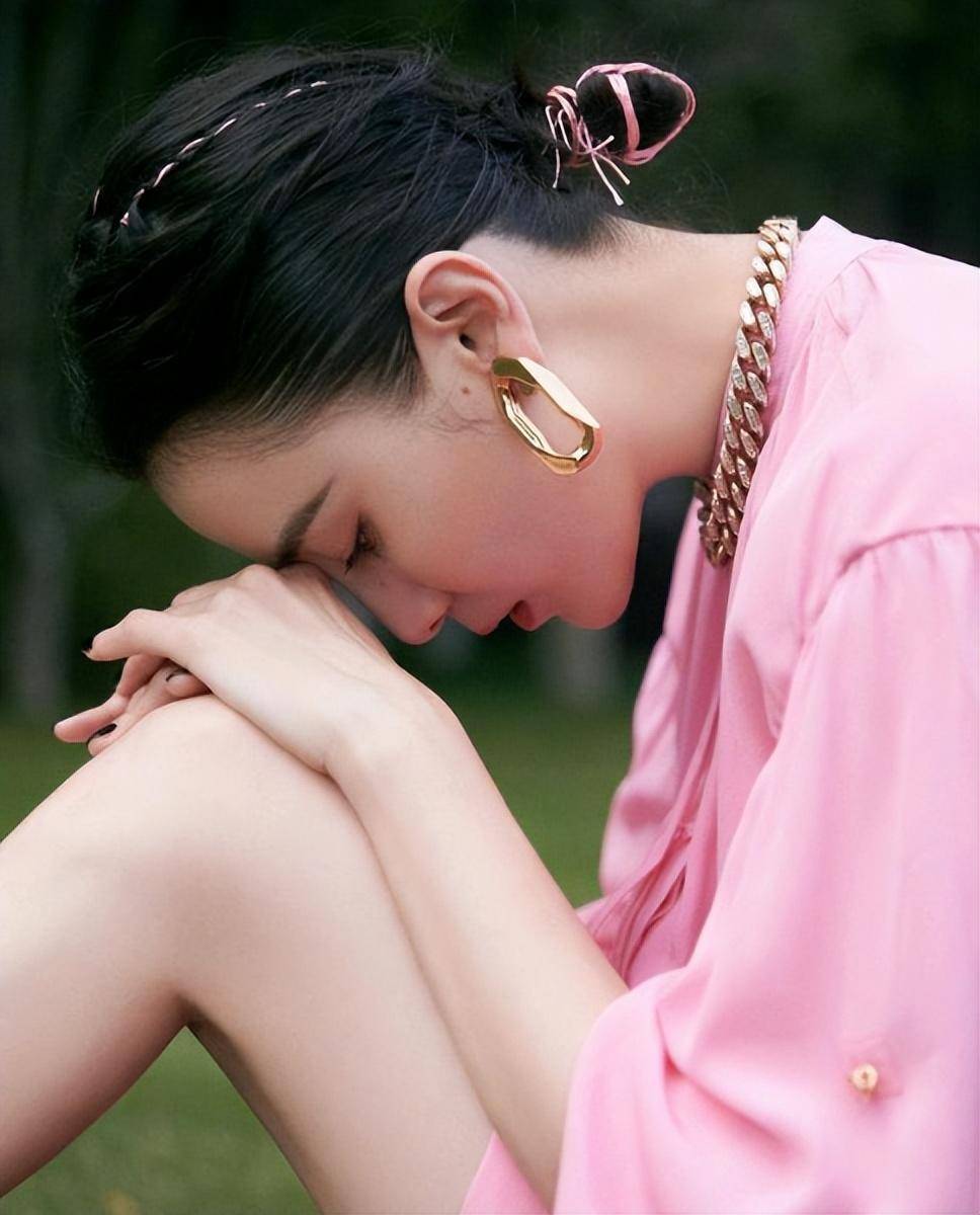 不久之后,宋佳又与有家室的摇滚歌手谢天笑被传出恋情和感情纠纷