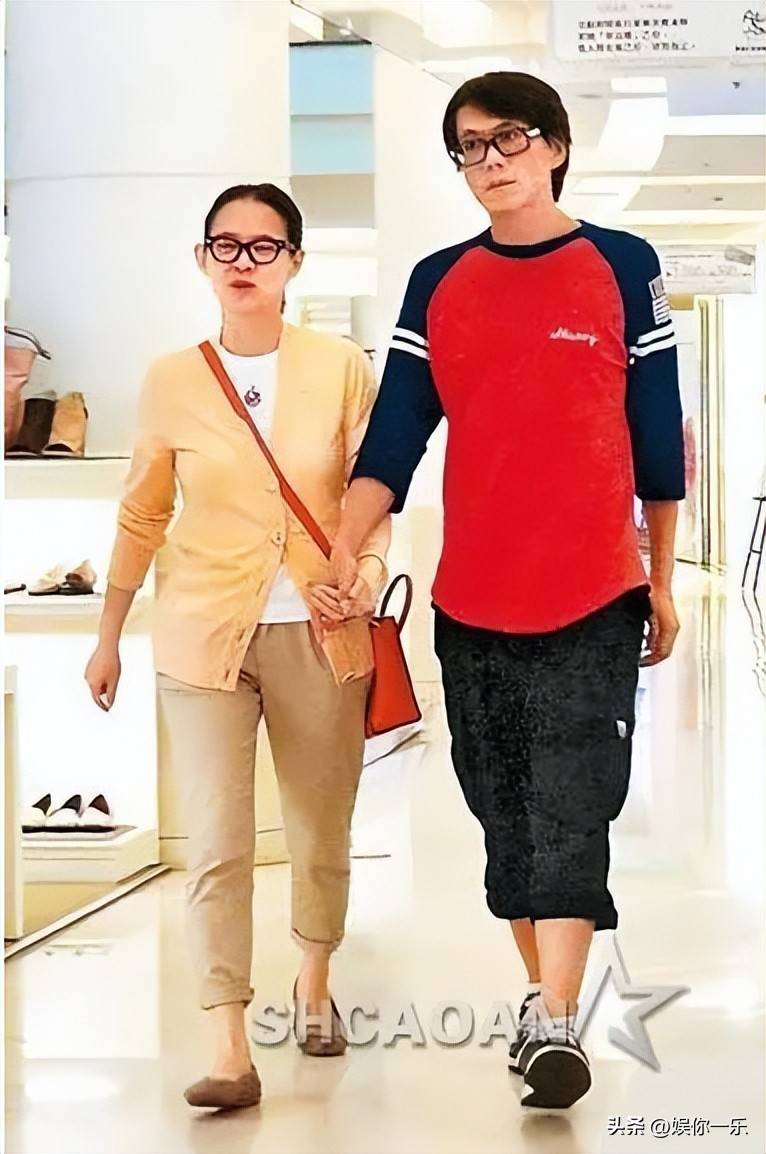 51岁曾宝仪近照,高马尾黑皮衣,时尚又青春!越来越像老爸曾志伟