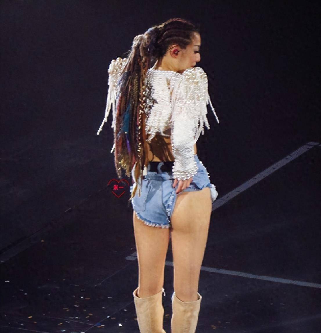 透视装不打马赛克不敢看,郑秀文演唱会实在是太敢穿了!