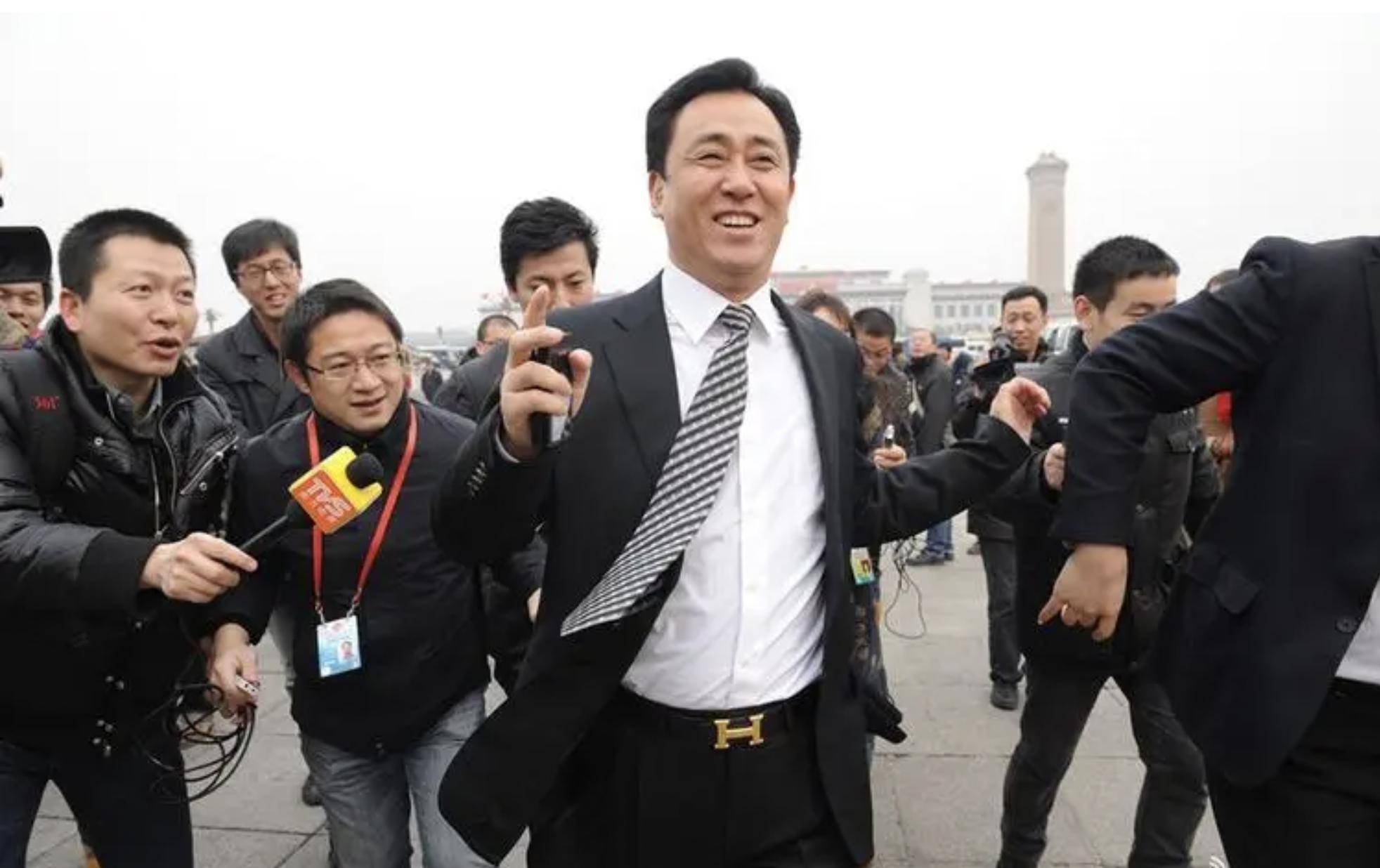 许家印:幼年丧母当过掏粪工,成首富当年埋祸患,如今时间已不多