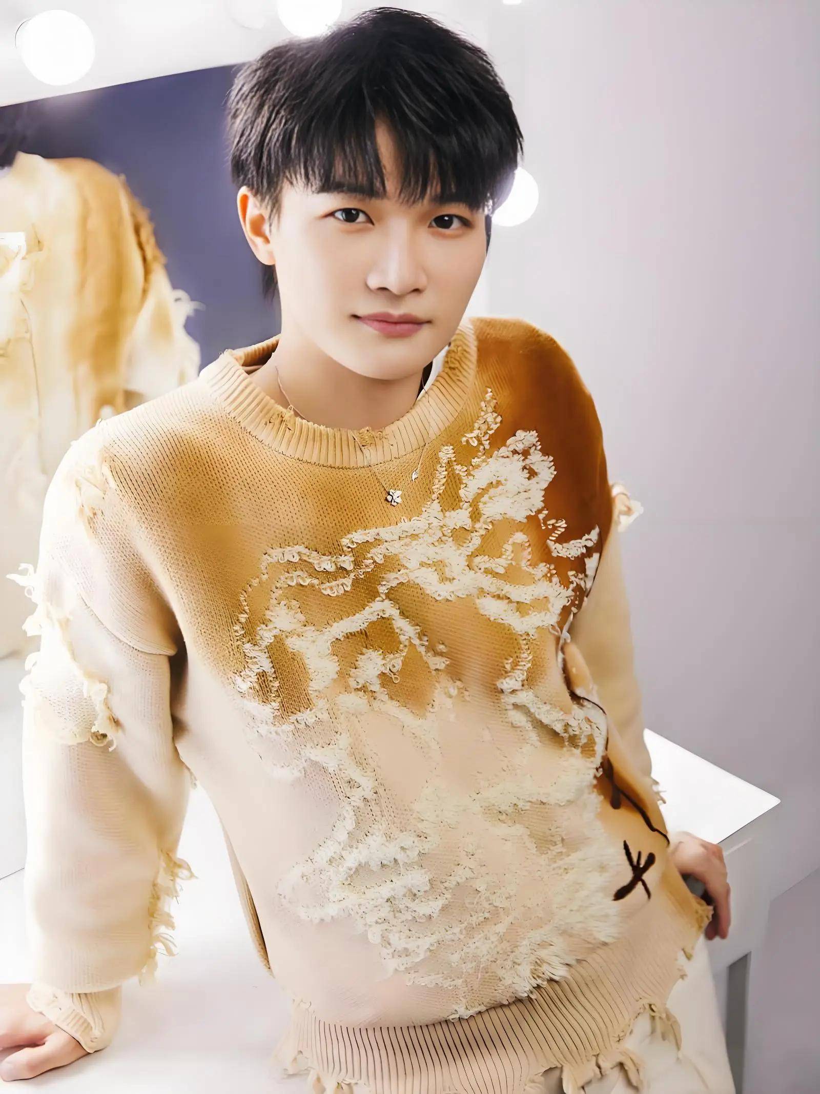 歌手周深33岁生日开直播!女性化太浓,网友直呼受不了