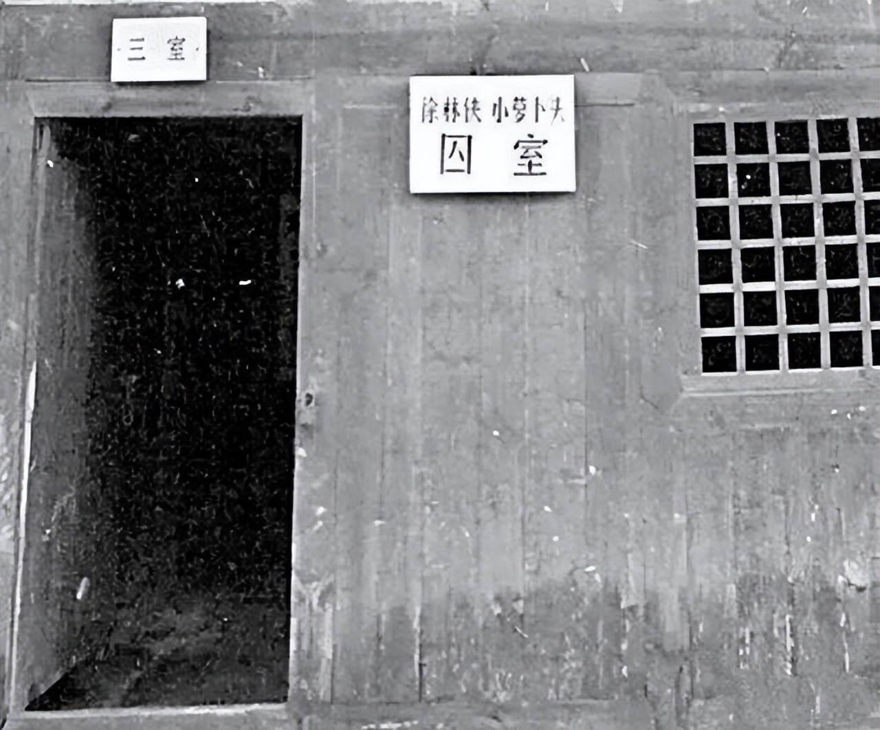 中国年纪最小的革命烈士"小萝卜头"牺牲时,手里紧握的是什么?