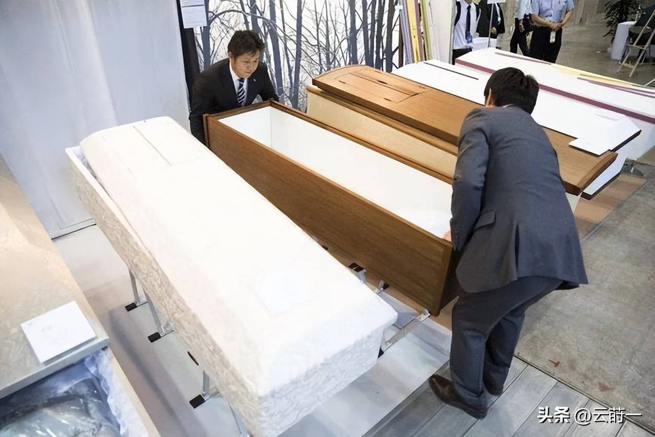 中国一条龙"送走"日本人,曹县承包9成棺材,安倍火化竟靠中企