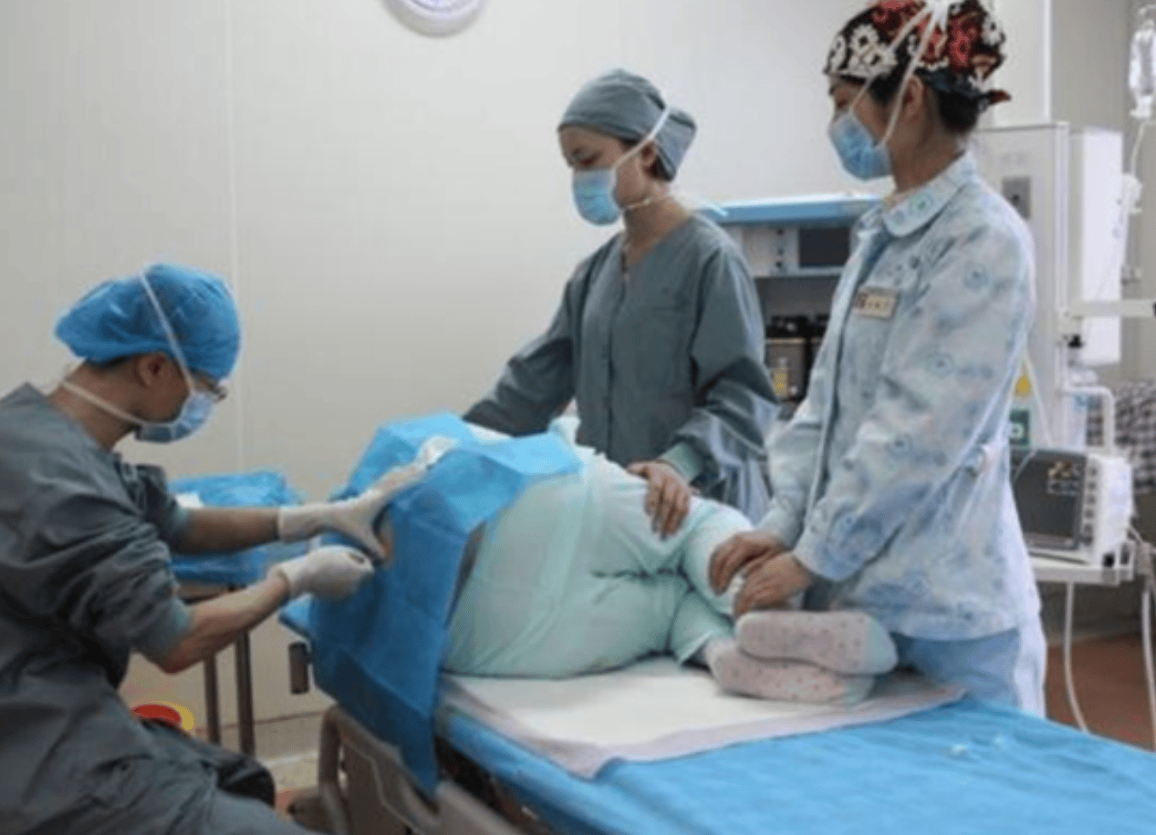 除此之外,生孩子时的另一大尴尬点就是在分娩的过程中,膀胱和肠道都