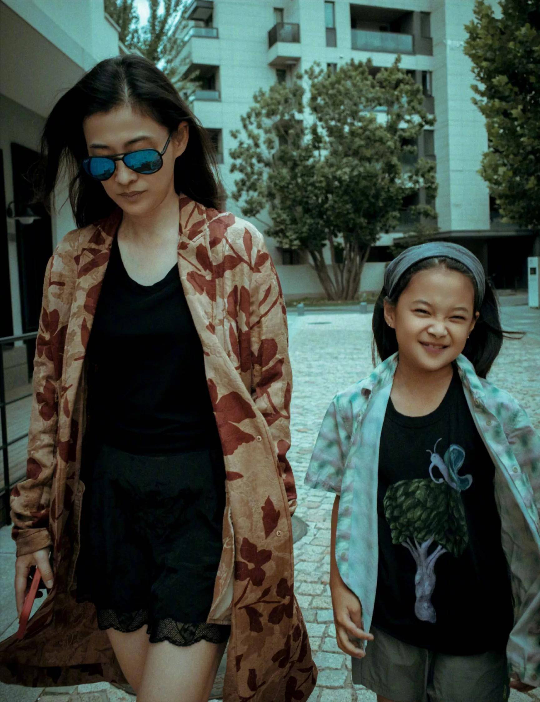 梅婷高调晒伦敦亲子照,儿女搂怀好温馨,快快长成小梅婷!