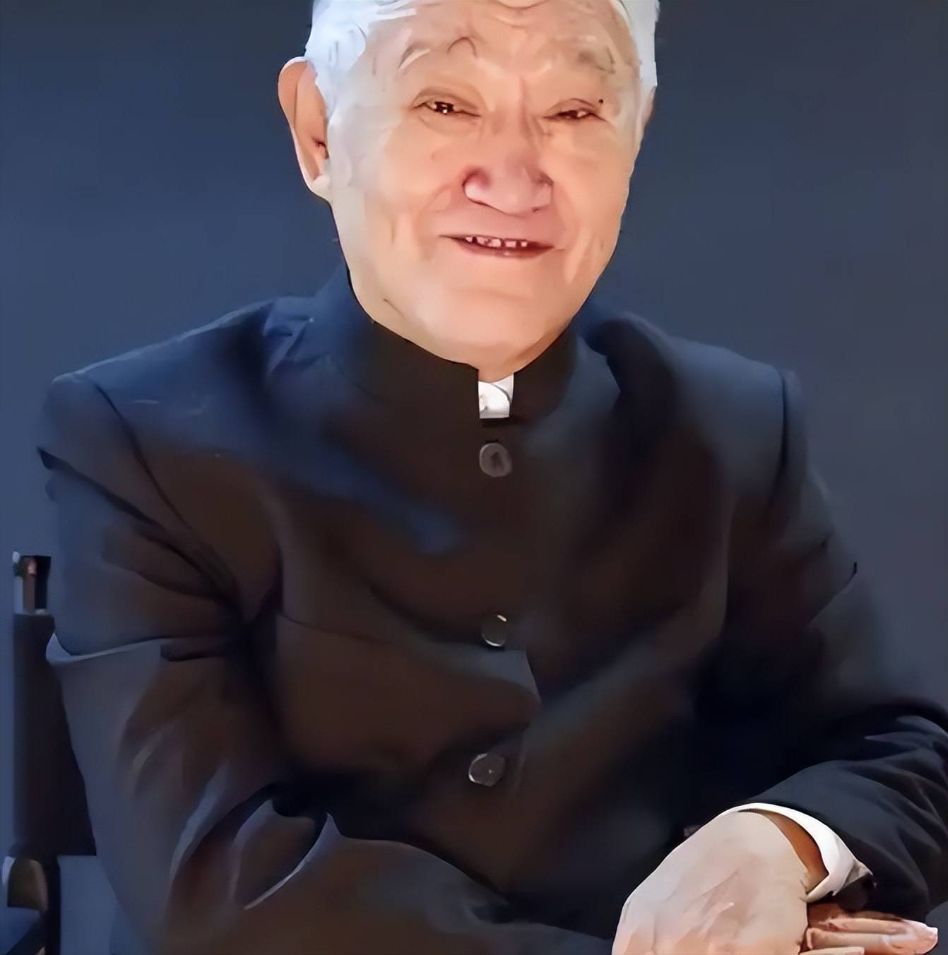 90岁牛犇近照曝光拿拖把当拐杖做饭需借灶台支撑身体