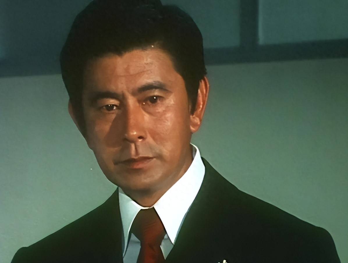 宇津井健:陪伴妻子40年,83岁弥留之际娶初恋,称我一直想这样做