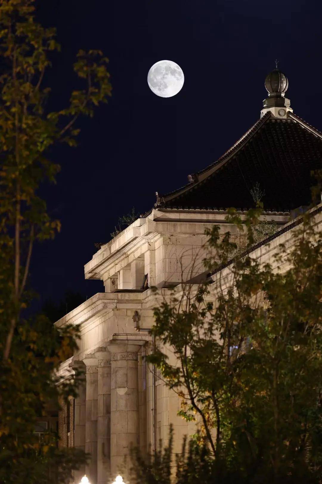 抬头看,长春皓月当空