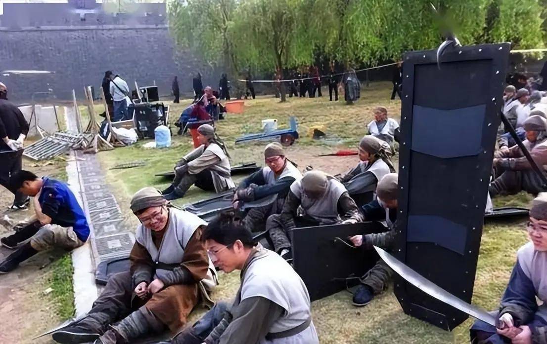 日薪5000元!横店重金求爹背后,短剧热催生中老年演员荒