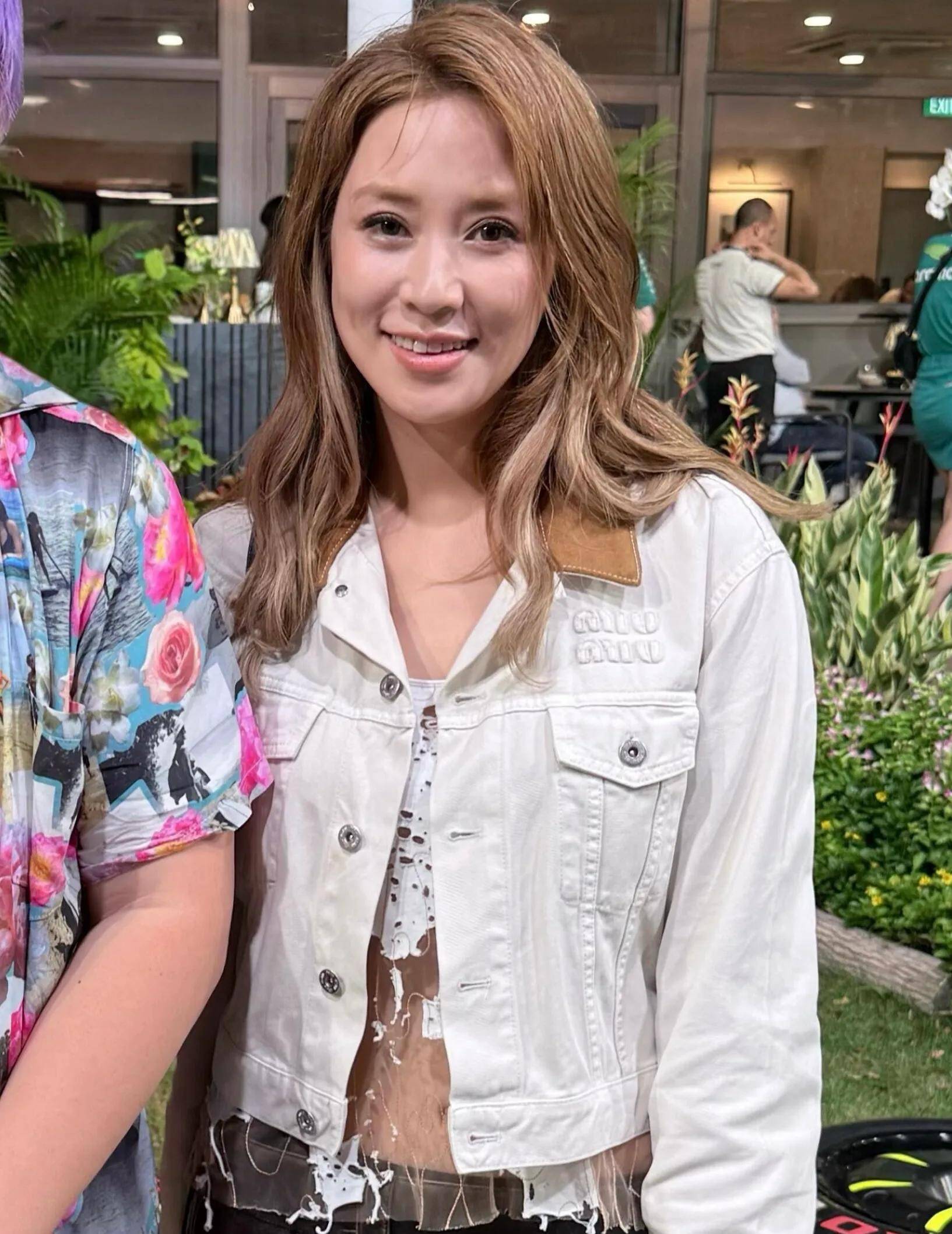 豪门阔太徐子淇f1赛场变身辣妹,露脐皮裙惊艳全场!