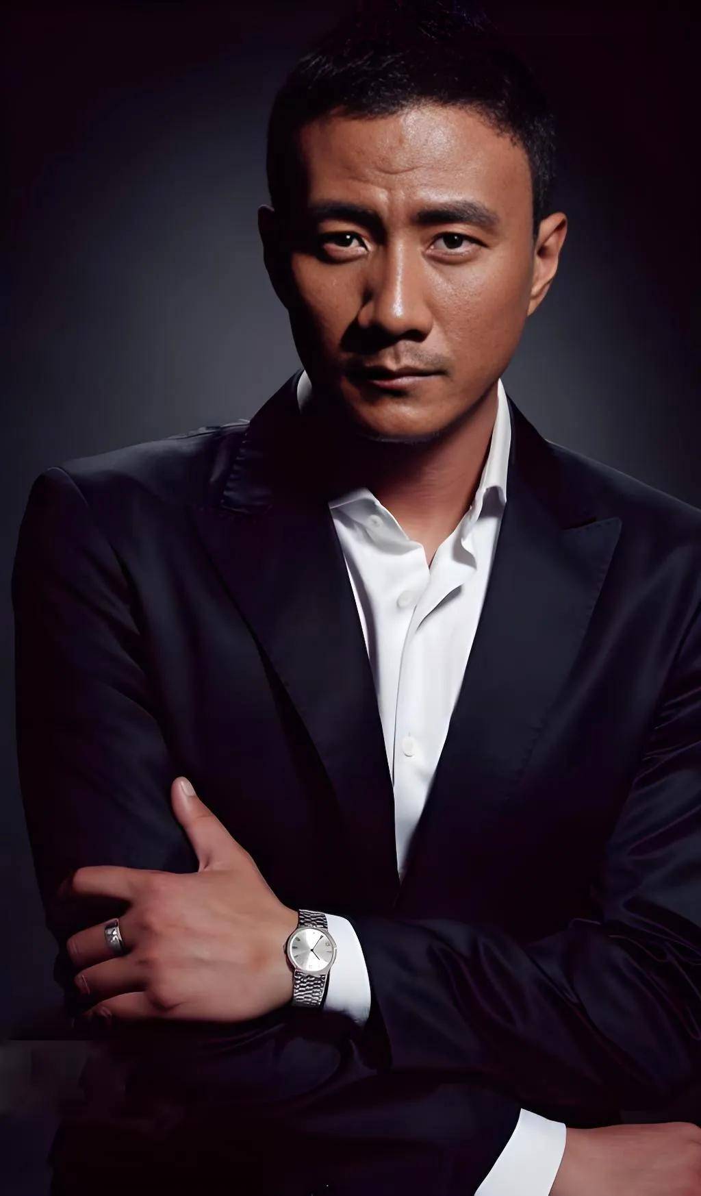 王景春,1973年生,凭借电影《地久天长》中的出色表现,获得了多个奖项