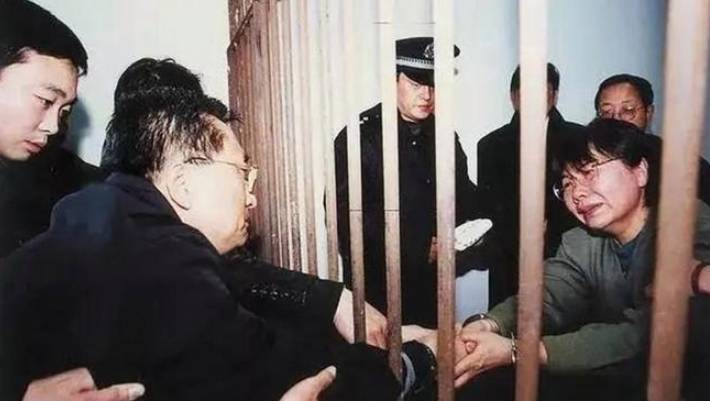离休厅官周伟,"勇揪"慕绥新马向东"老虎须",被迫害却不言悔