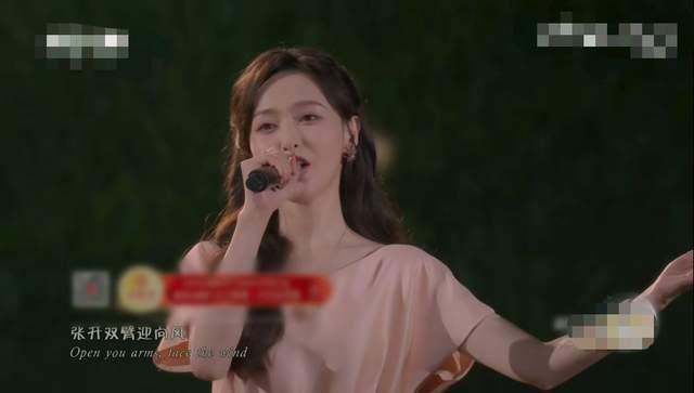 41岁唐嫣中秋开嗓，粉裙娇俏却不求少女感，产后低调完成转型