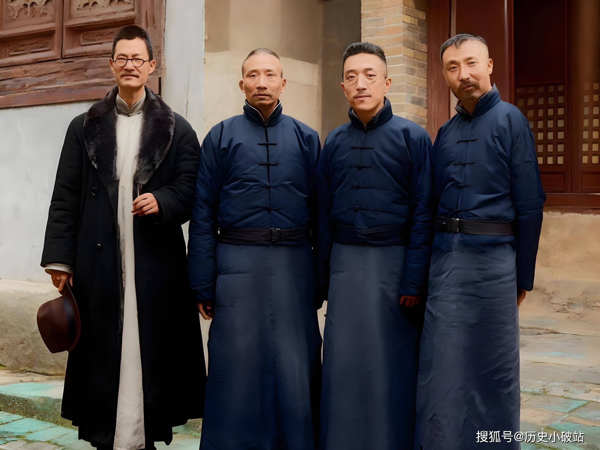 右一是李大钊,右二是胡适,右三是蔡元培,右四是蒋梦麟,四人并肩时