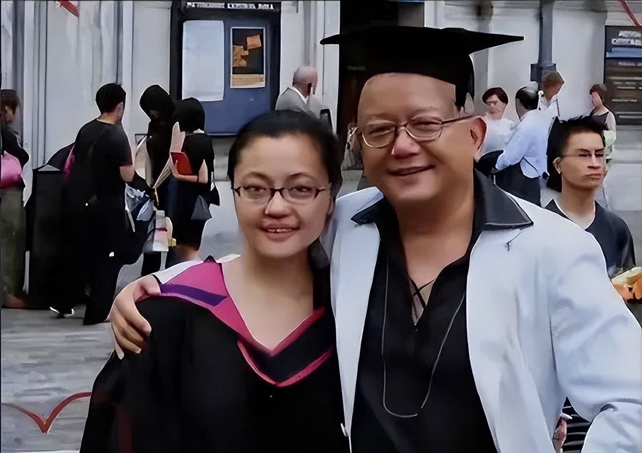 离婚43年,77岁王刚与第一任妻子杜小娟关系缓和,女儿作用重大