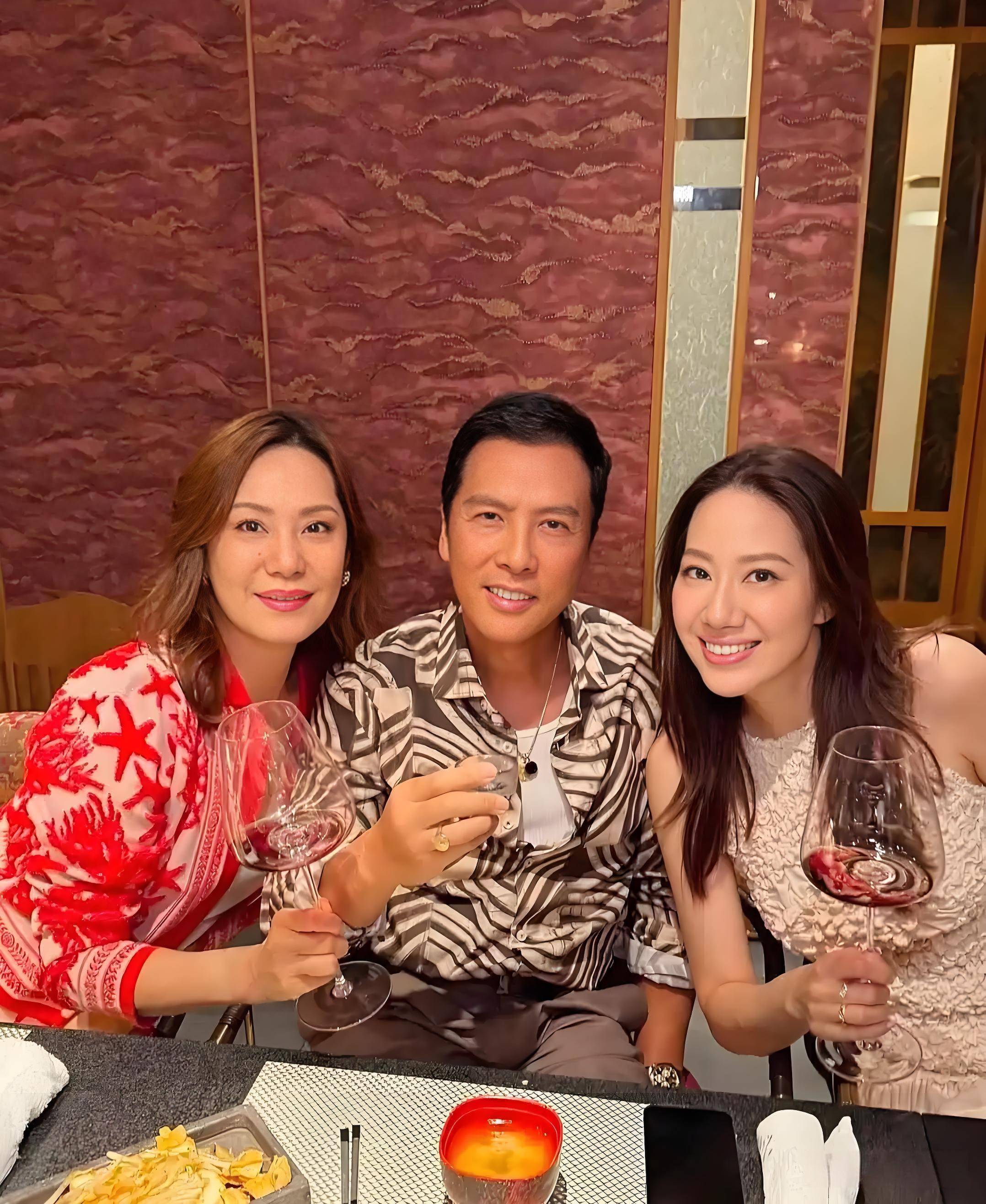 62岁甄子丹与妻子汪诗诗为68岁岳母庆生,三人同框 他比岳母还显老