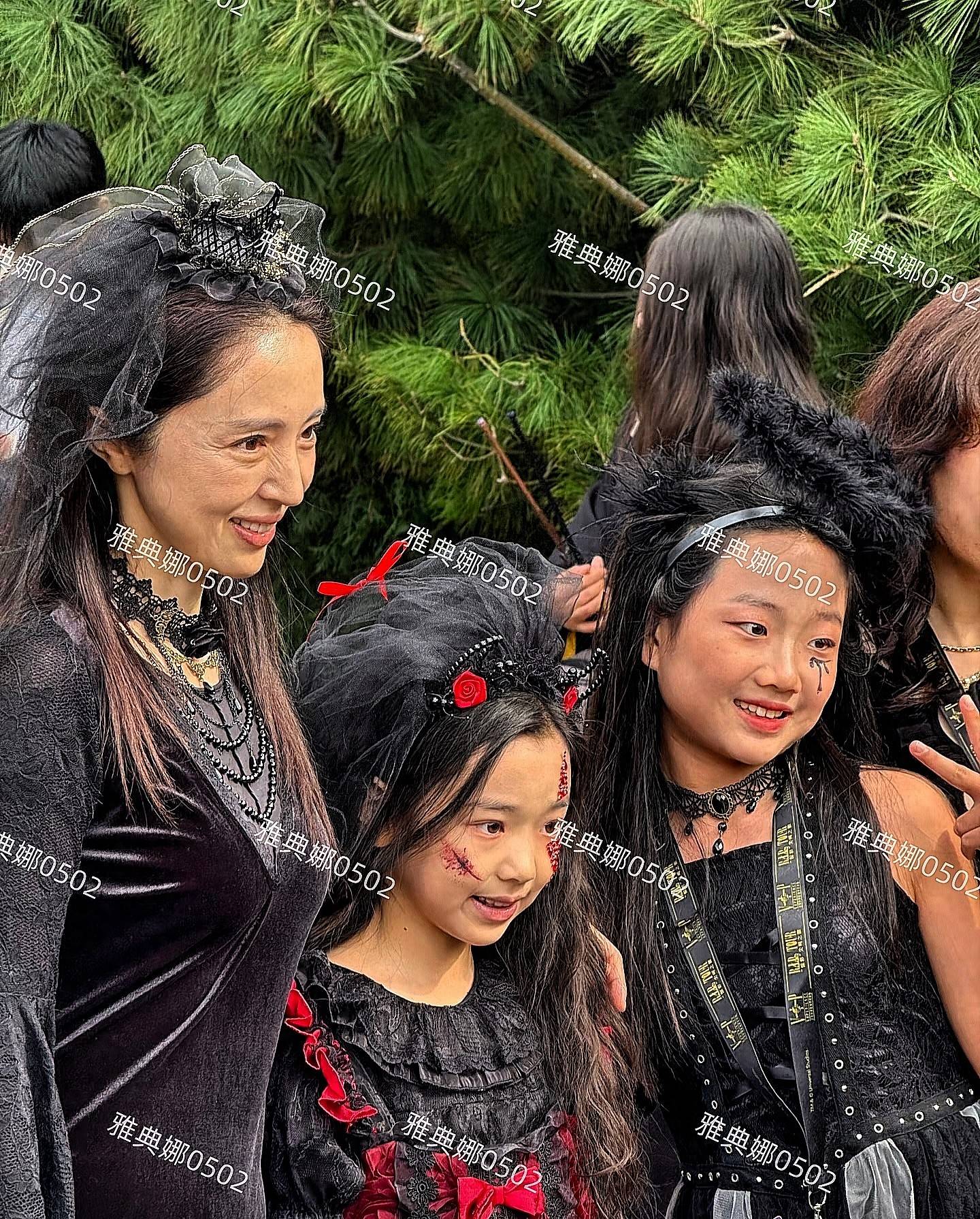 环球影城遇到董璇和小酒窝母女了,董璇本人很瘦小酒窝长得像爸爸