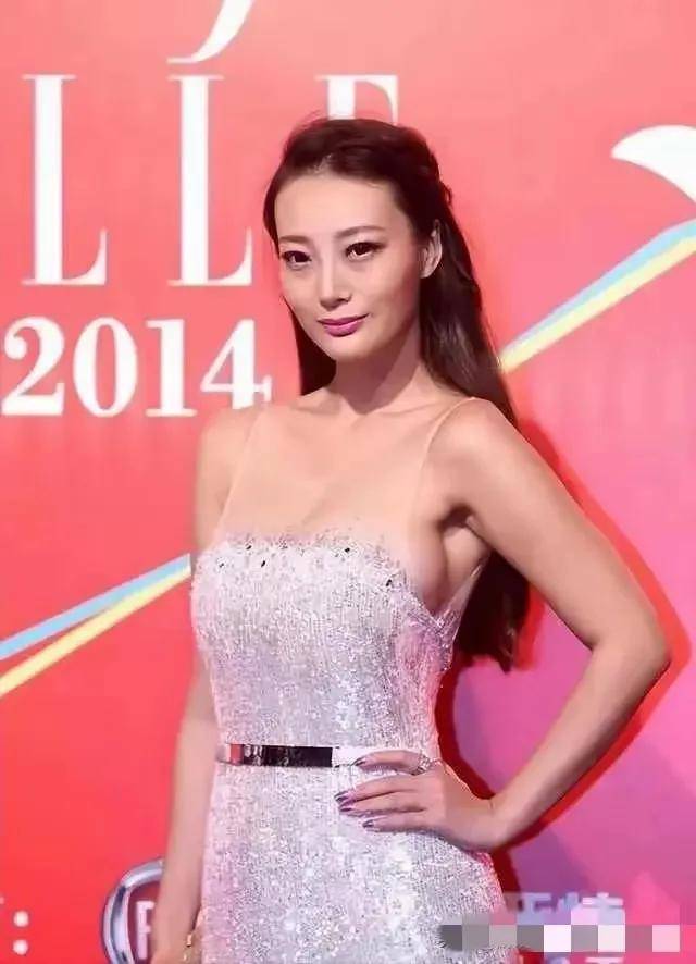 王李丹妮:从时尚女神到多栖艺人的蜕变之旅