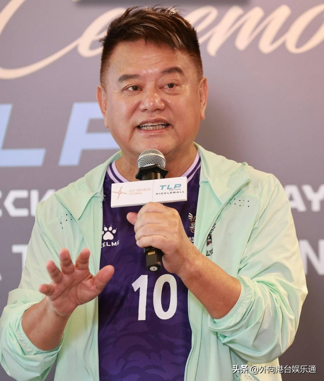 陈百祥谈炎明熹离巢现在没人要靠tvb她效仿的是邓紫棋路线