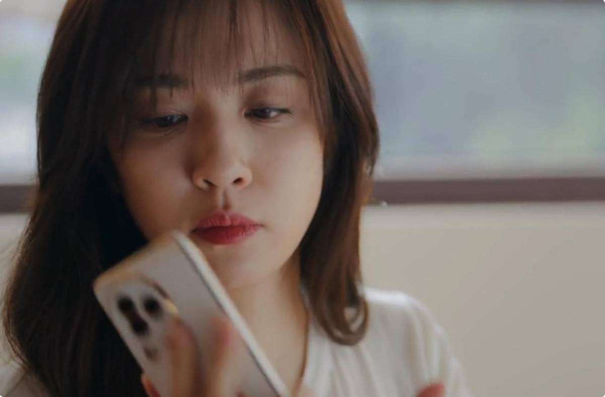 俞灏明和"老婆"逛商场,王晓晨穿短裤抽烟,互动似热恋