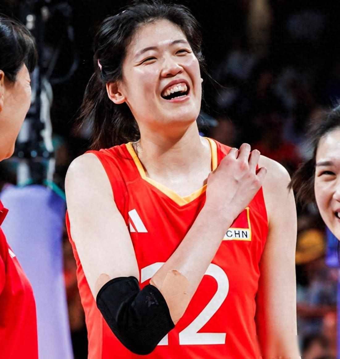 外媒晒李盈莹暴扣1幕!世锦赛后休息20天痊愈?两局13扣8中敢发力