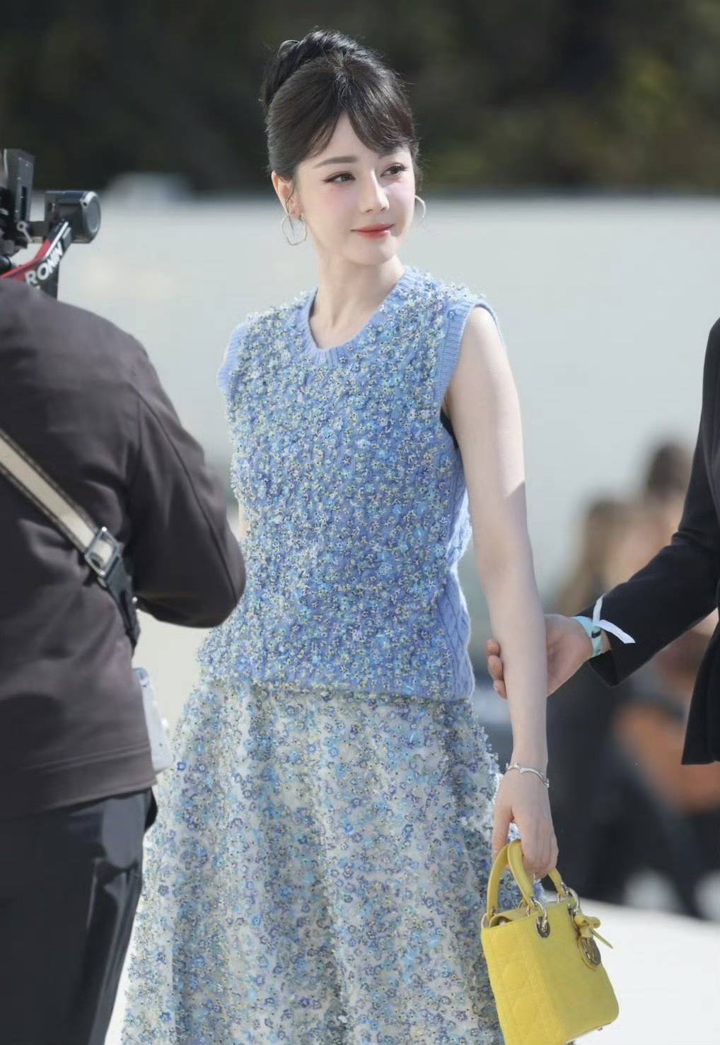 迪丽热巴惊艳巴黎!"真人芭比"造型引全网热议