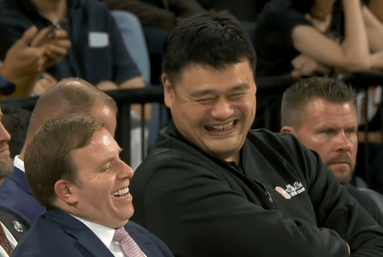 NBA中国赛！姚明连场支持，曾凡博没有出场，留在NBA很难了