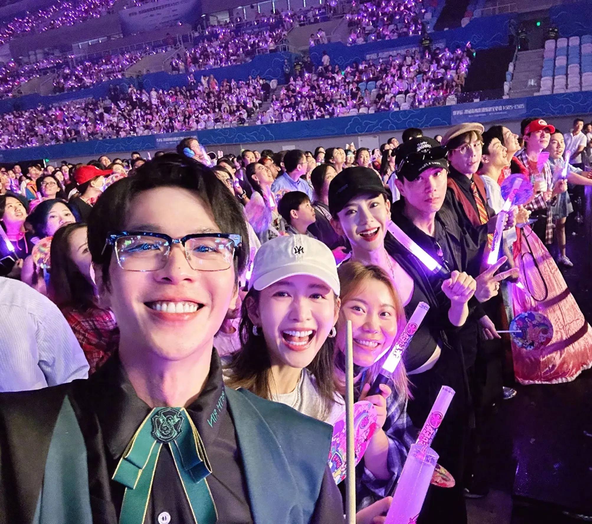 张若昀打扮成魔法师现身大张伟北京演唱会,晒和王鸥,戚薇合照